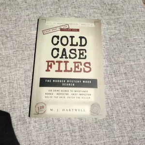 Libro di puzzle ricerca parole mistero omicidio Cold Case Files con 120 scene crimine.