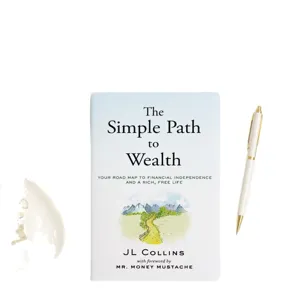 Βιβλίο The Simple Path to Wealth με στιλό σε λευκό φόντο επαγγελματική φωτογραφία