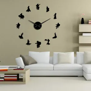 Orologio da parete moderno in acrilico specchiato con silhouette di ballerini per soggiorno.