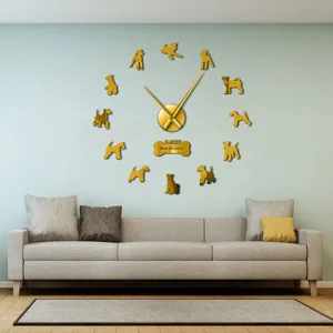 Dettaglio di orologio da parete moderno in acrilico dorato con silhouette di cane fox terrier.