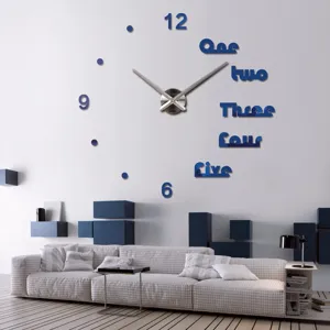 Nahaufnahme einer großen Acryl DIY Wanduhr an einer weißen Wand im modernen Wohnzimmer.