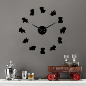 Wandklok met hondensilhouet detailopname, moderne acryl DIY decoratieve klok voor woonkamer.