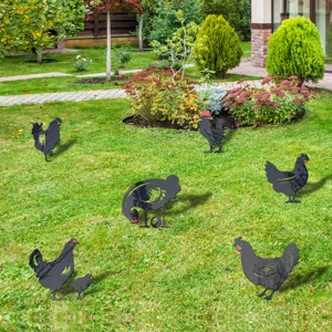 Silhouette di gallina in acrilico paletto da giardino dettaglio prato verde esterno