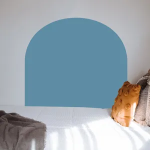 Vista dettagliata dell'adesivo murale arco boho per una parete della camera da letto.