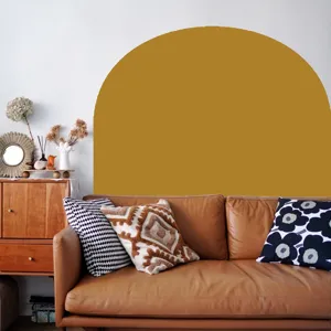 Vista dettagliata di un adesivo murale ad arco in stile boho in un soggiorno moderno e accogliente.