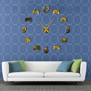 DIY acryl spiegel wandklok met gouden gamecontroller ontwerp voor moderne woonkamer.