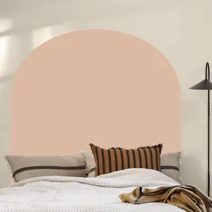 Dettaglio in primo piano dell'adesivo da parete boho arch per un'accogliente camera da letto.