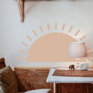 Vista dettagliata dell'adesivo murale sole mezzaluna boho in un accogliente soggiorno.