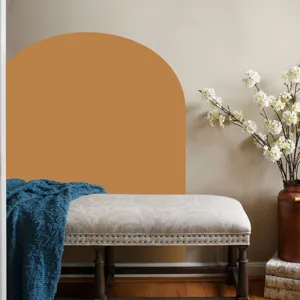 Vista dettagliata adesivo murale arco boho con elegante arte murale terracotta nel soggiorno.
