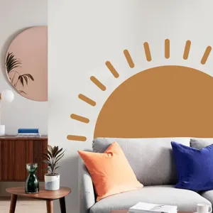 Dettaglio scena adesivo murale mezza luna Boho, decorazione parete soggiorno moderna.