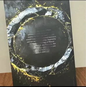 Vista dettagliata della copertina del taccuino di filosofia stoica con design dorato.