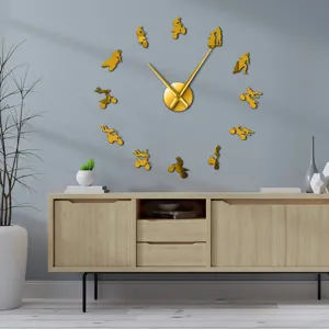 Detail modern 3D acryl motorfiets wandklok met gouden stuntrijder silhouet markeringen.