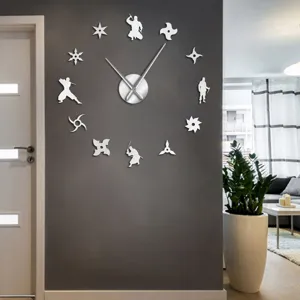 Moderne 3D Acryl Ninja Wanduhr stilvoll dekoriert an einer dunkelgrauen Wohnzimmerwand.