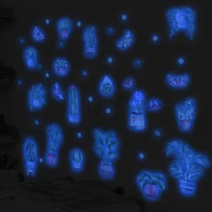 Adesivi murali luminosi con piante in vaso e farfalle per decorare la cameretta dei bambini.