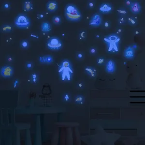 Stickers muraux spatiaux phosphorescents avec astronautes, planètes et UFO pour déco de chambre.