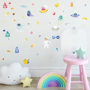 Adhesifs muraux spatiaux de dessin anime pour chambre d'enfant avec astronautes et planetes.