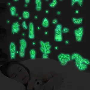 Adesivi murali luminosi con piante in vaso e farfalle per arredamento notturno cameretta.