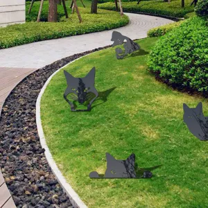 Paletti da giardino in acrilico nero con sagome di animali per decorazione di prati esterni.