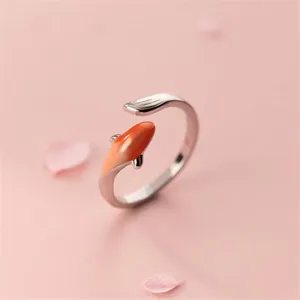 Anillo abierto de pez koi degradado con bonito diseño de carpa, detalle de joyería plateada.
