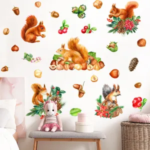 Stickers muraux lumineux ecureuil avec elements naturels mignons pour decor chambre detail.