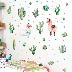 Dettaglio adesivi murali con alpaca e cactus ad acquerello, ideali per la cameretta dei bambini.