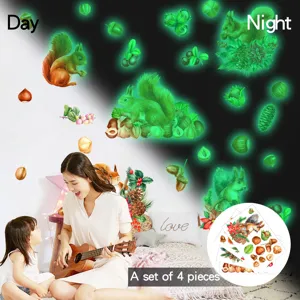 Stickers muraux écureuil phosphorescents vue détaillée avec effet jour et nuit pour chambre.