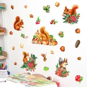 Détail d'adhésif mural écureuil et noisette, charmante déco de chambre d'enfant.
