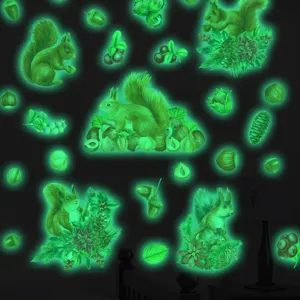 Stickers muraux phosphorescents écureuil et plantes de forêt pour déco chambre enfant.