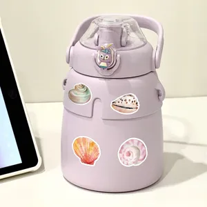 Paarse waterbeker detailweergave met schattig konijnenfiguur en waterdichte schelp stickers.