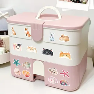 Meerlaagse roze plastic opbergdoos detailweergave voorzien van schattige dierenstickers.