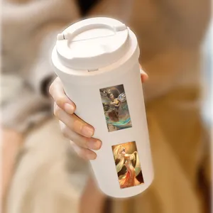 Tasse de voyage blanche avec autocollants de personnages chinois traditionnels, design élégant.