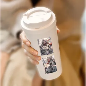 Tazza da viaggio bianca con adesivo tigre anime, tazza isolata elegante per uso quotidiano.