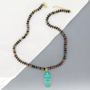 Collier de chaine de clavicule en perles de pierre naturelle avec pendentif poisson.