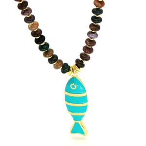 Chaîne de clavicule en perles de pierre naturelle avec pendentif poisson en émail coloré.