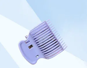 Vista detallada del clip de permanente de plástico violeta para volumen del cabello.