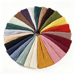 Vue détaillée d'écharpes froissées en coton lin multicolores, foulard respirant léger.