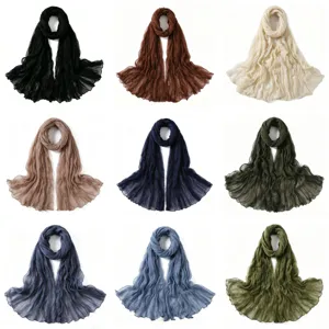 Vue détaillée de foulards légers en coton et lin froissé de différentes couleurs.