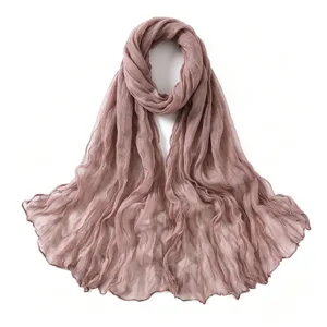 Foulard uni froissé léger et respirant, vue détaillée d'un châle fin élégant pour femmes.