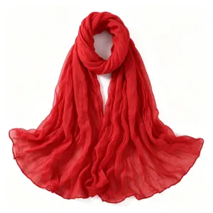 Écharpe unie rouge légère et respirante en coton et lin pour femme accessoire automne.