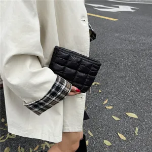 Bolso de mano acolchado negro acolchado bolsa de cosméticos suave minimalista.