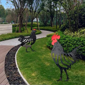 Detailansicht von Acryl Hahn und Henne Gartenstecker Silhouetten fuer die Hofkunstdekoration.