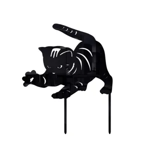 Dettaglio picchetto da giardino gatto nero in acrilico, arte sagoma per prato esterno.