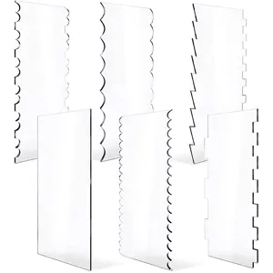Klares Acryl Tortenschaber Set mit verschiedenen gestreiften und glatten Kanten zum Verzieren.