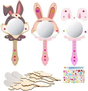 Nahaufnahme von Holzspiegel Rohlingen, Strasssteinen und Pinseln fur Kinder Basteln.