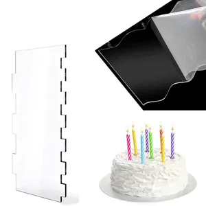Transparentes Acryl Kuchenschaber Detail zeigt glatte Kanten, Schutzfolie und Kuchendekoration.