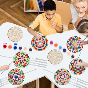 Vista dettagliata del kit pittura mandala in legno con bambini che fanno lavoretti artistici.