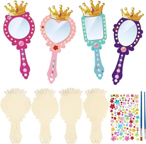 Detailansicht des Holz-Prinzessin Handspiegel Sets mit Rohlingen, Strasssteinen und Pinseln.