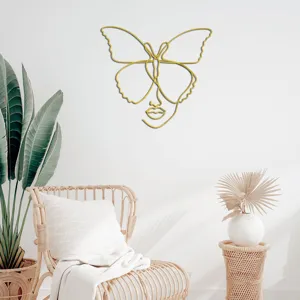 Detail van abstracte vlinder vrouw wandkunst in gezellige boho woonkamer decoratie