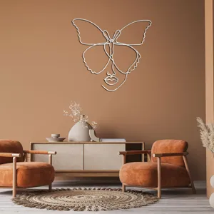 Moderne abstracte metalen vlinder vrouwen gezicht line art wanddecoratie in warme interieur.