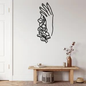Autocollant mural en art de ligne noire avec main et fleurs, détail de décor à la maison minimaliste.